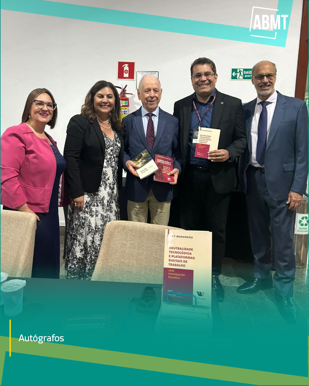 Sessão de autógrafos, celebrando o lançamento formal dos livros no Congresso.